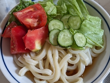 レタスときゅうりとトマトの冷やし蕎麦