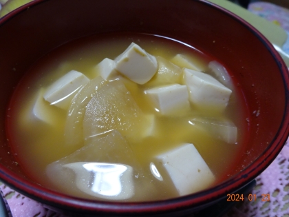 豆腐、大根、大根の葉の味噌汁