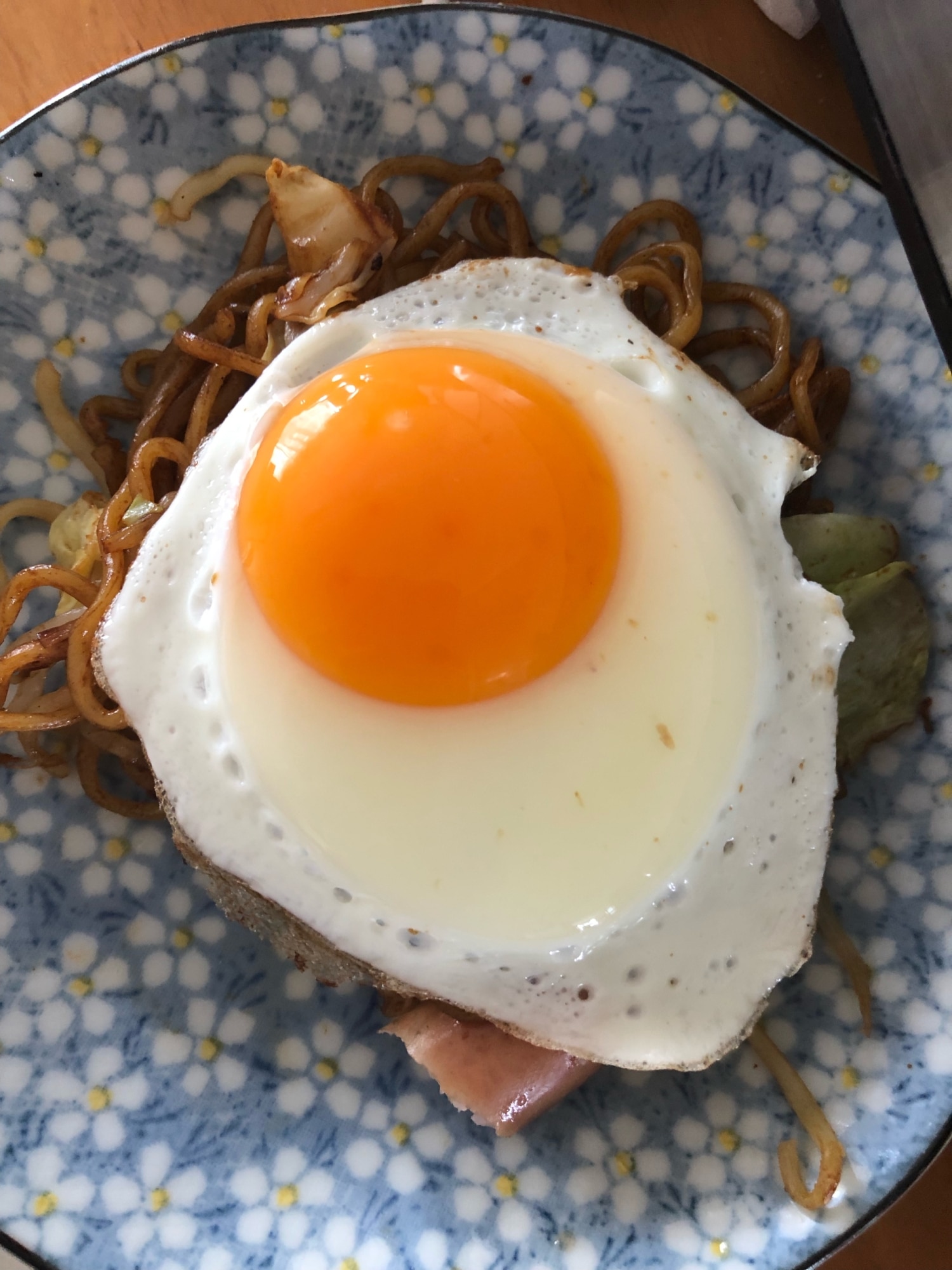 ホットプレートで目玉焼きのせ焼きそば レシピ・作り方 by ぺっころり