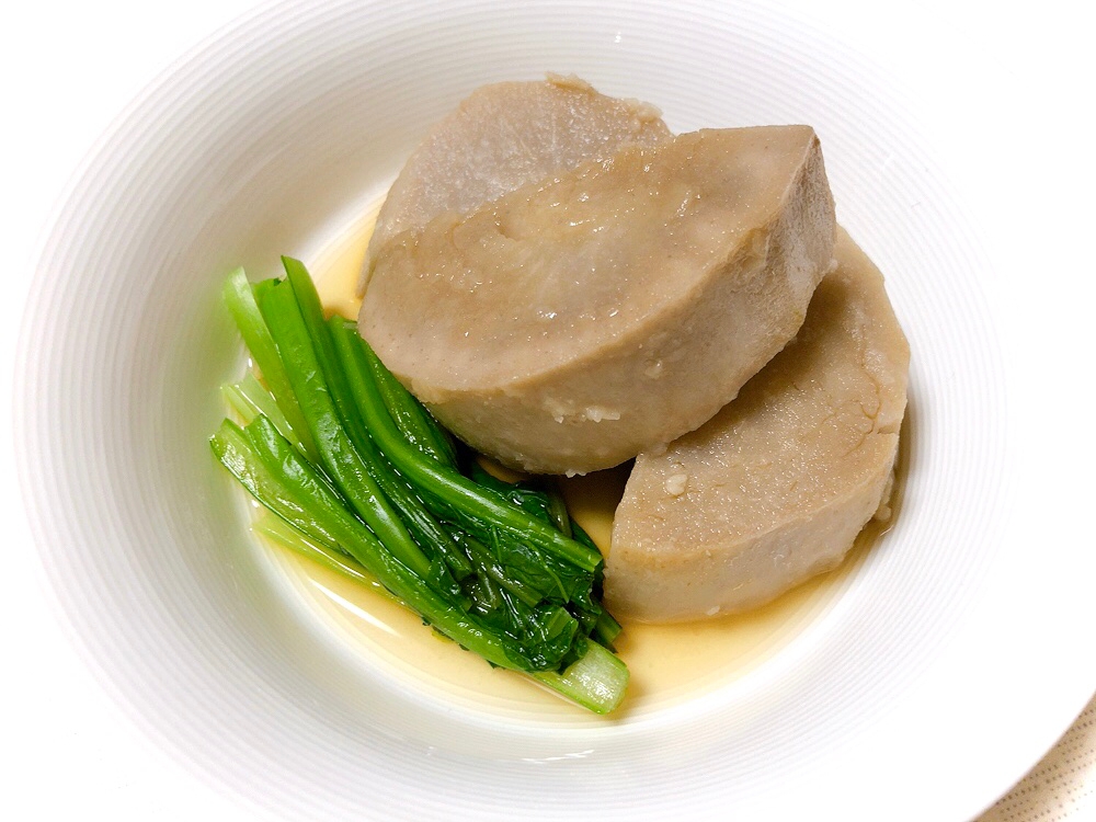 白い丸皿に盛り付けたたけのこ芋のほっこり煮