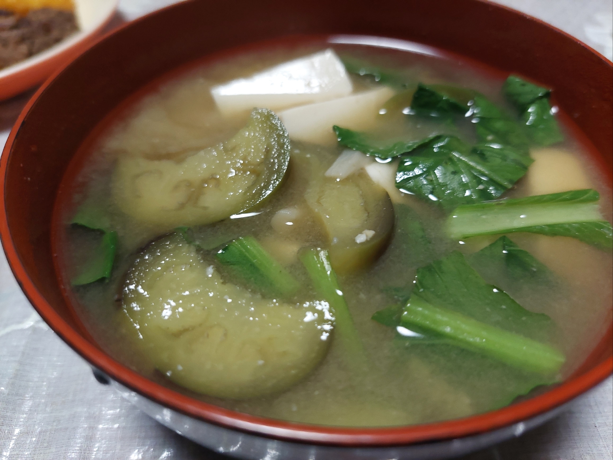 ナスと小松菜と豆腐のお味噌汁