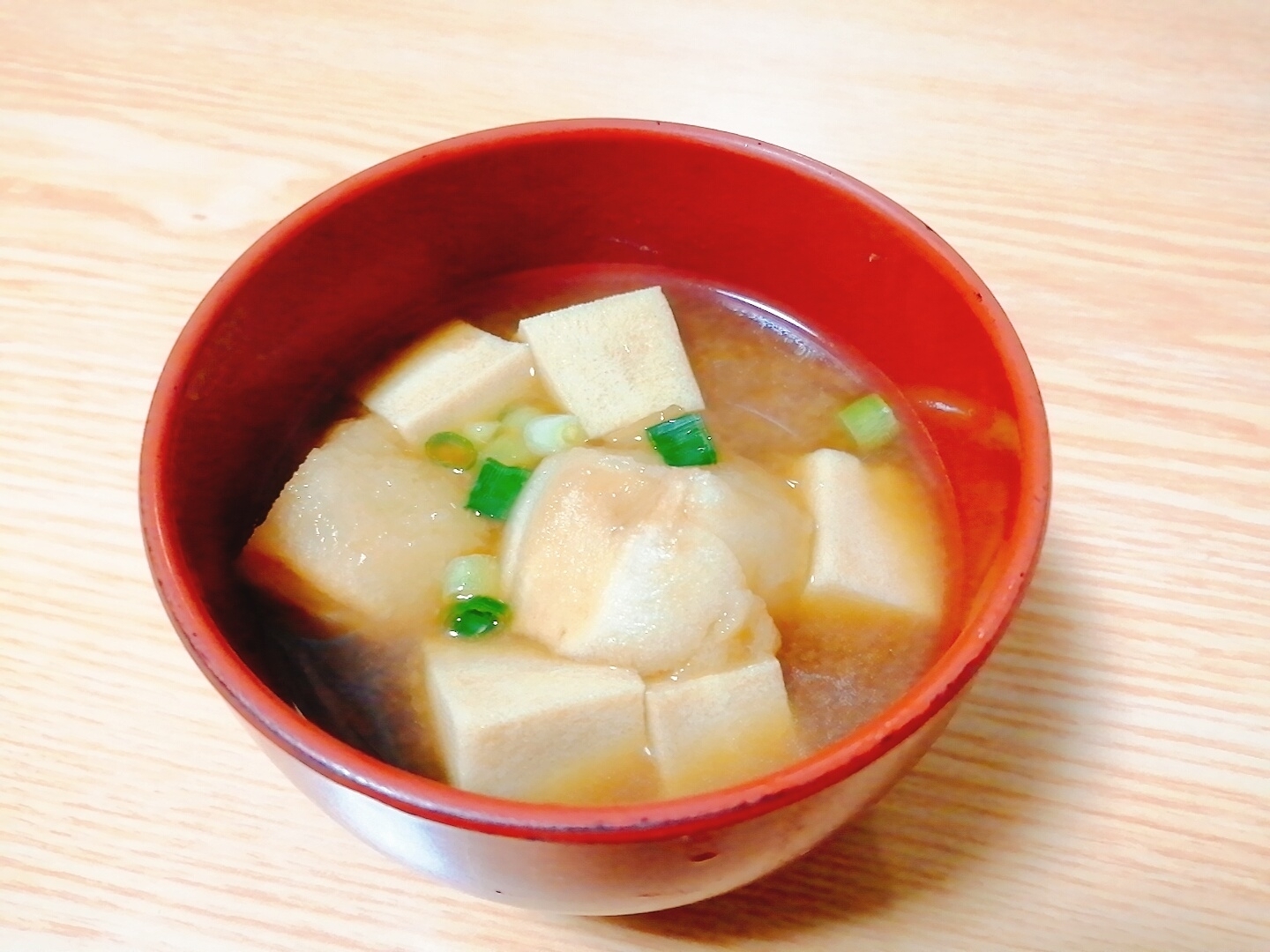 高野豆腐と麩と小ねぎの味噌汁
