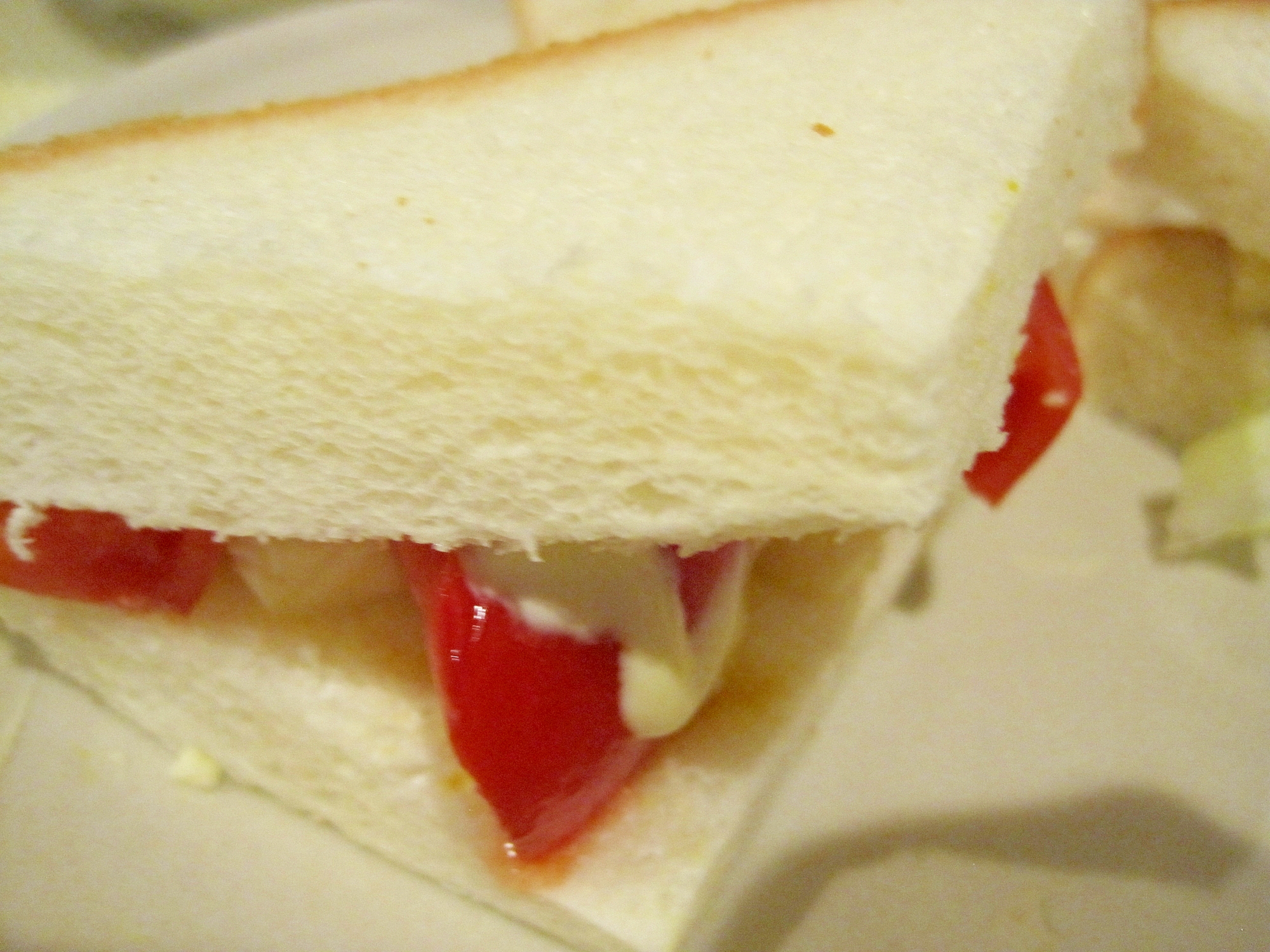 フルーツトマトとプロセスチーズのサンドイッチ