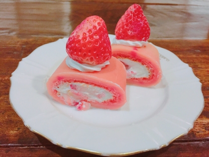 桜とイチゴのロールケーキ