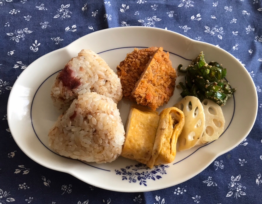 梅鰹おむすびの朝ごはんプレート