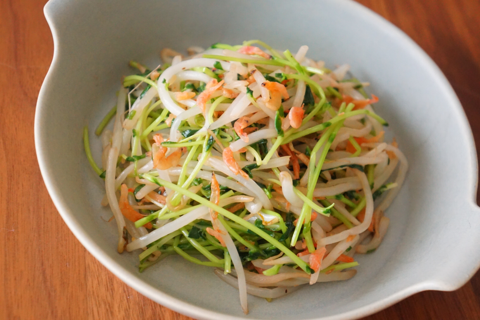 白い皿に盛られた豆苗ともやしの小えび塩炒め