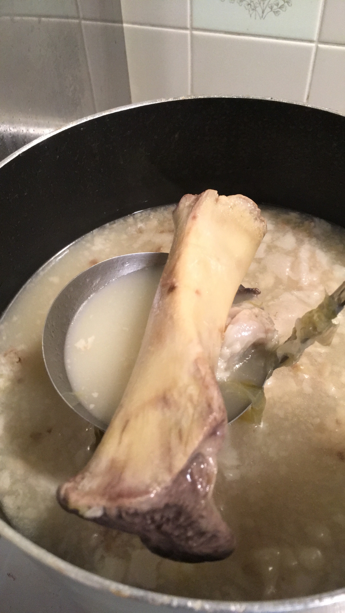 【男の宅飯】本格趣味料理　豚骨スープの取り方