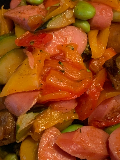 冷凍野菜がメインなので、あと一品欲しいって時にいつでも作れますね。
ニンニクの香りで、子供っぽくなりすぎないのも良かったです。
おいしくいただきました。