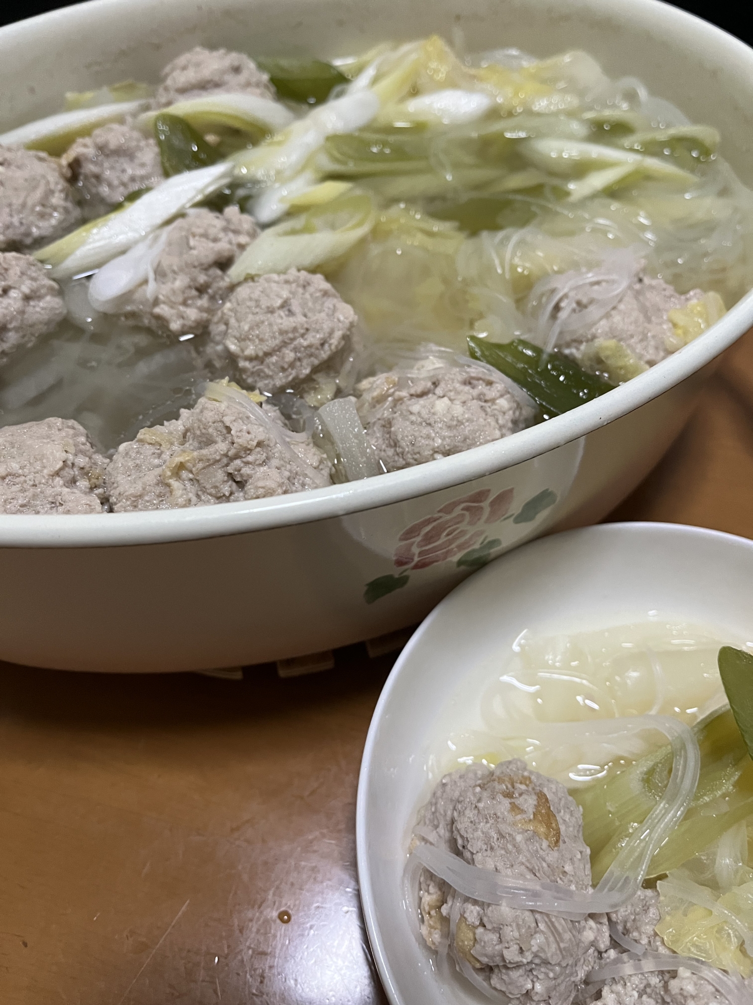 生姜でぽっかぽか♬白菜と肉団子塩鍋