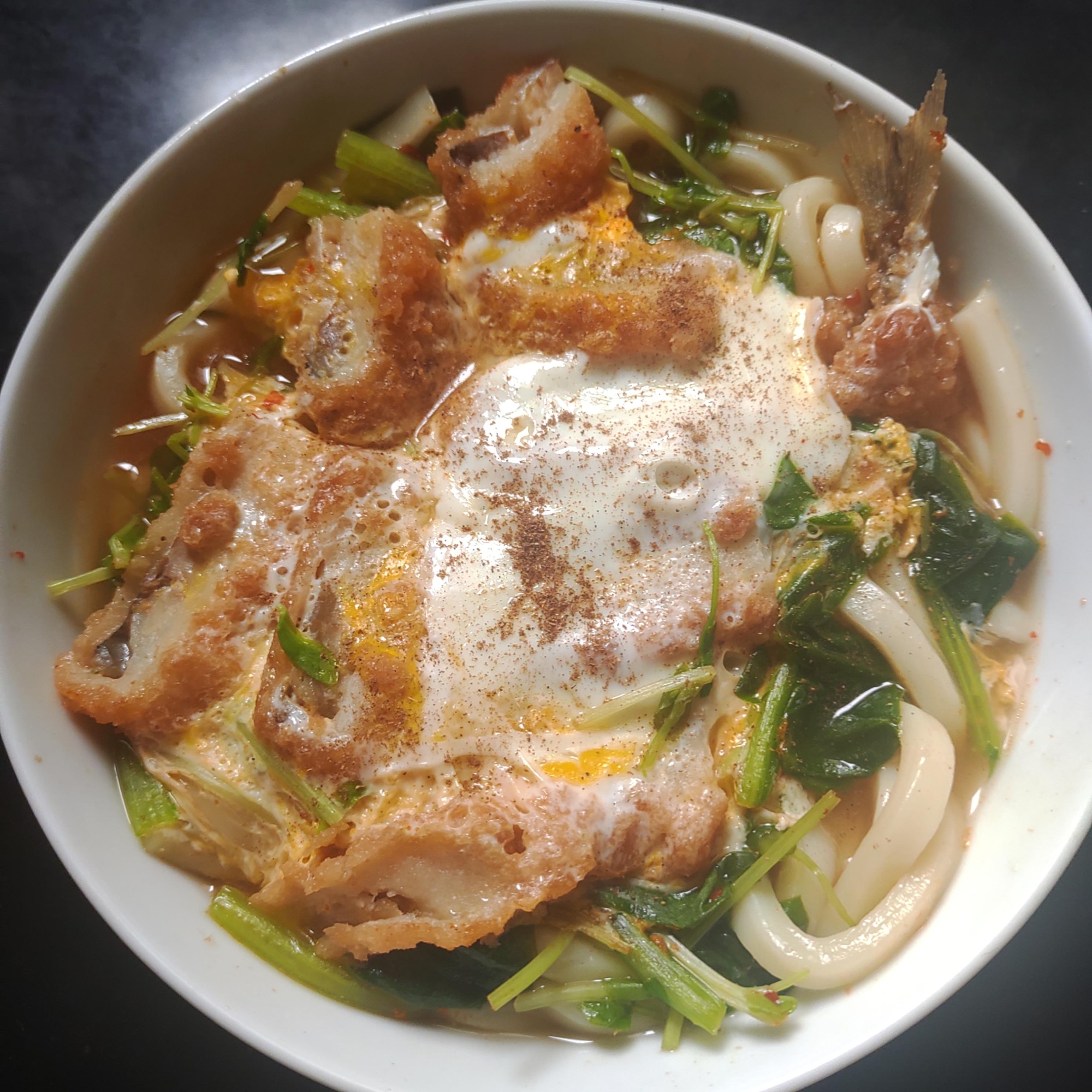 豆苗、ほうれん草、アジフライ、豆板醤卵うどん