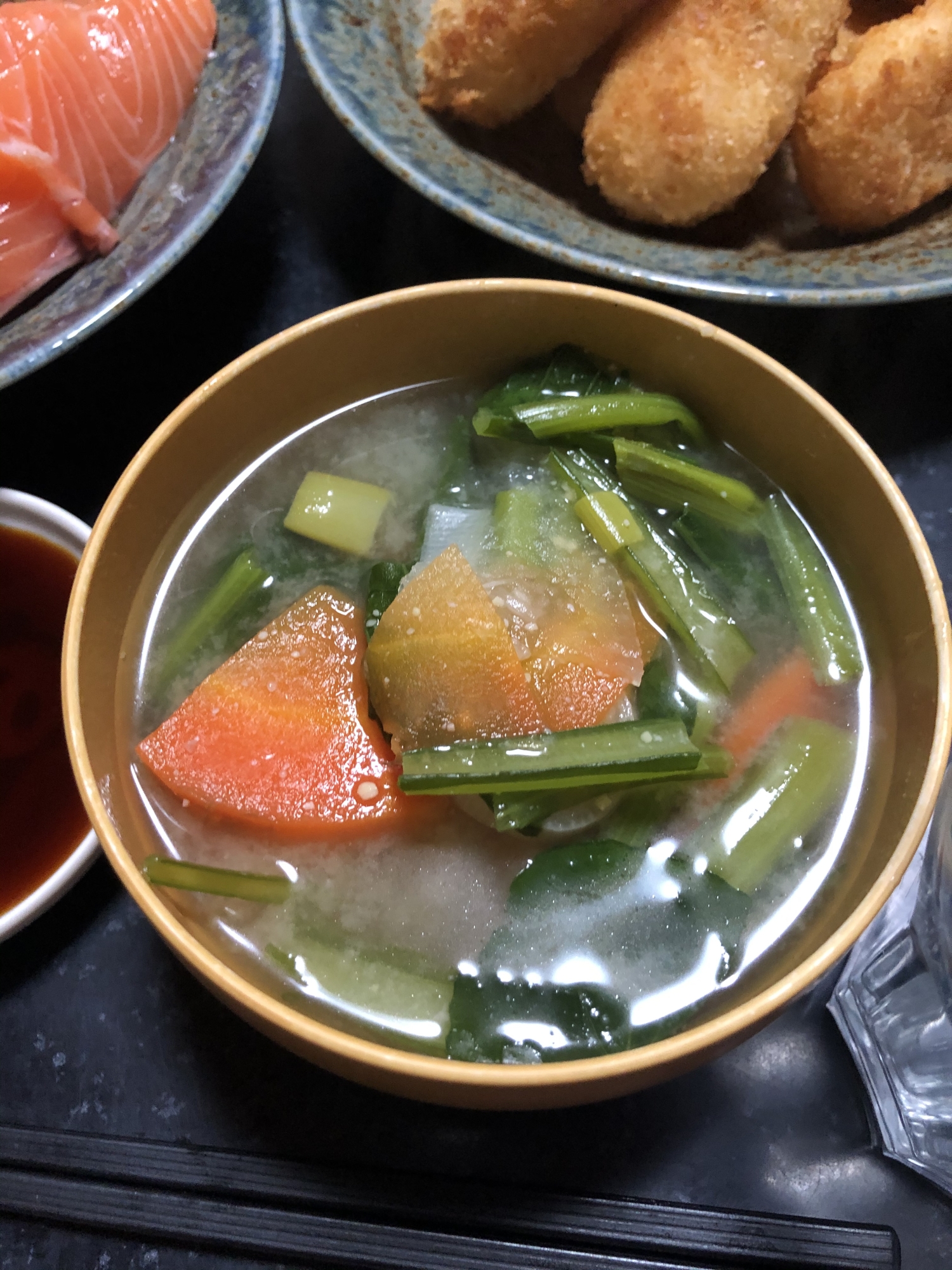 彩り綺麗☆根菜とカブの葉のお味噌汁