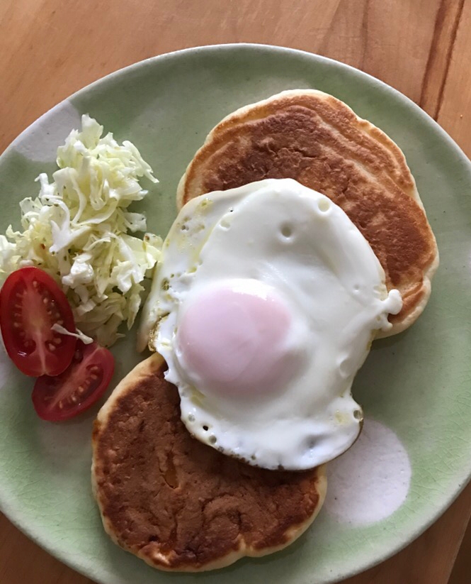 目玉焼きのせパンケーキの朝ごはんプレート