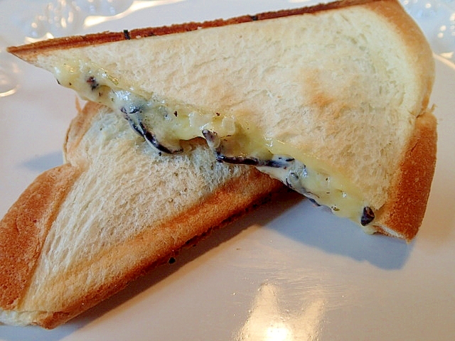 タルタルひじきとチーズのホットサンド