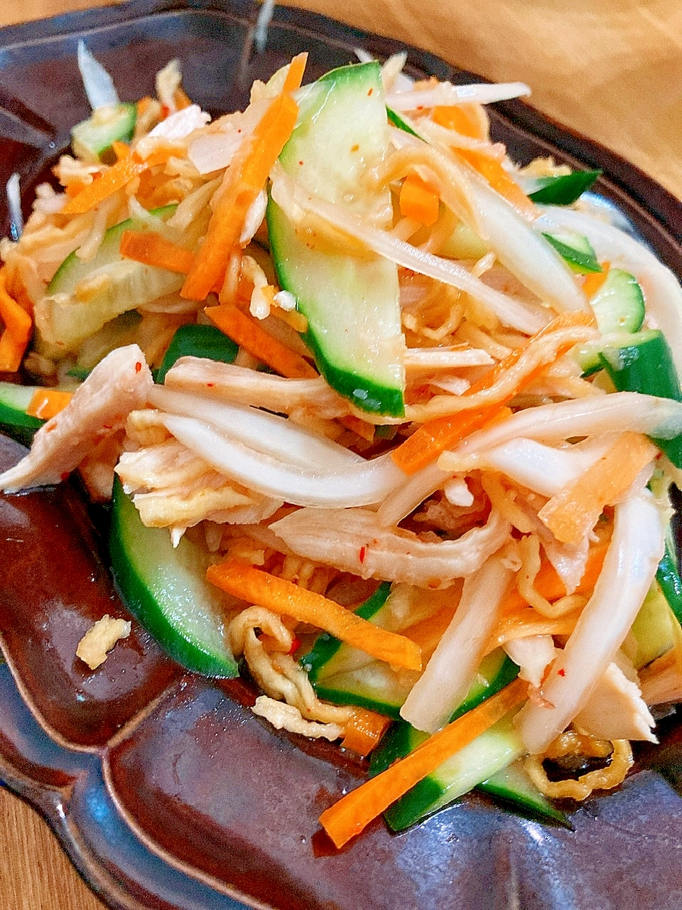 飴色のプレートに盛り付けた切り干し大根のサラダ