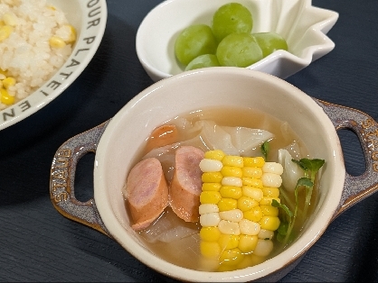 甘みと旨みにほっこり♡キャベツとソーセージのスープ