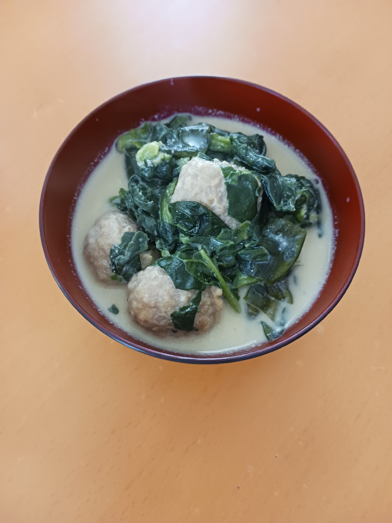 肉団子とほうれん草の豆乳鍋