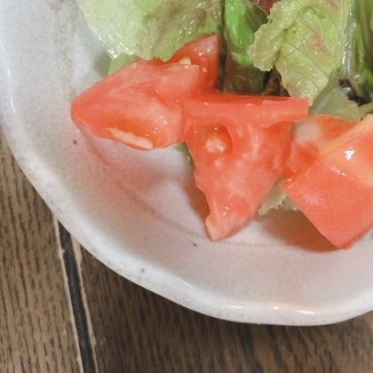 こんにちは♪簡単に作れるサラダレシピですね♡健康のためにもお野菜はたくさん食べないとですね(*´艸`)✧︎*。