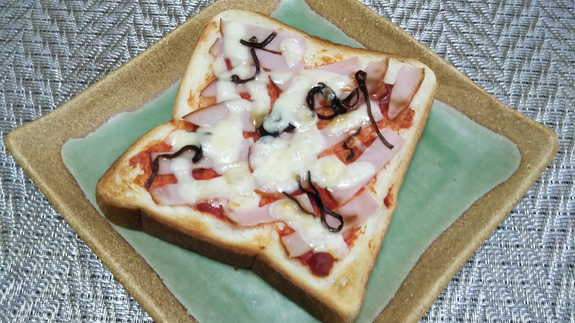 ハムと塩昆布のピザトースト☆