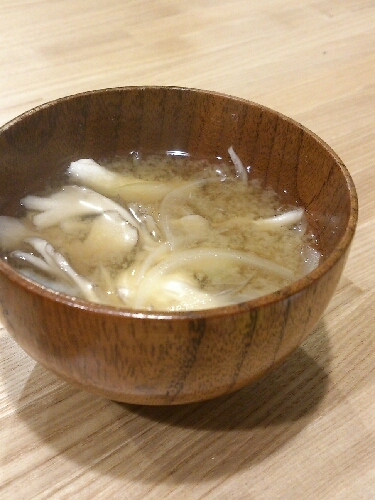 マイタケ玉ねぎのお味噌汁