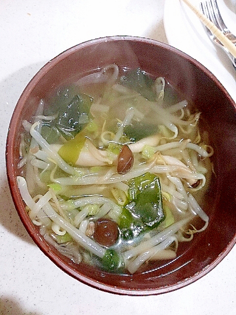 もやしとしめじとわかめの中華スープ