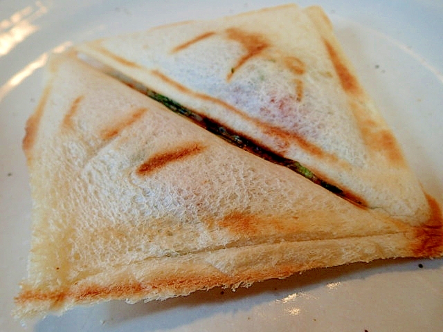 サラダ菜とウインナーとチーズのケチャホットサンド