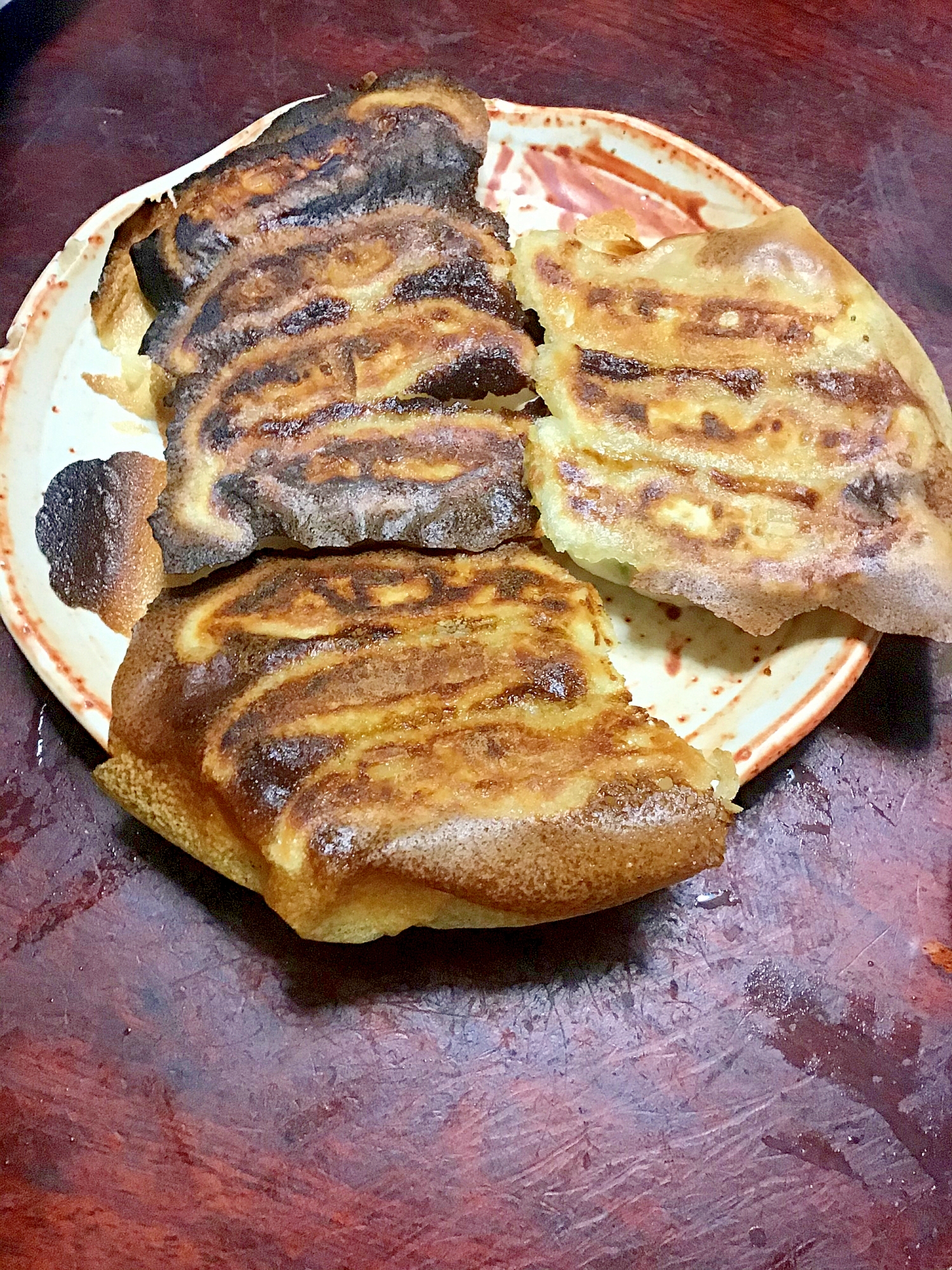 セロリの葉入り羽根つき焼き餃子。