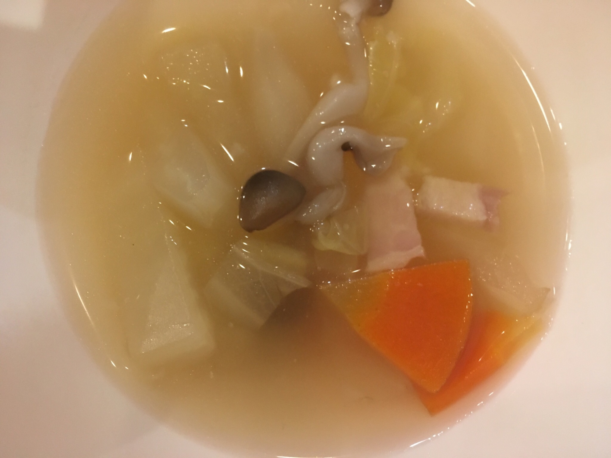 白菜と人参とたまねぎとベーコンとしめじのスープ