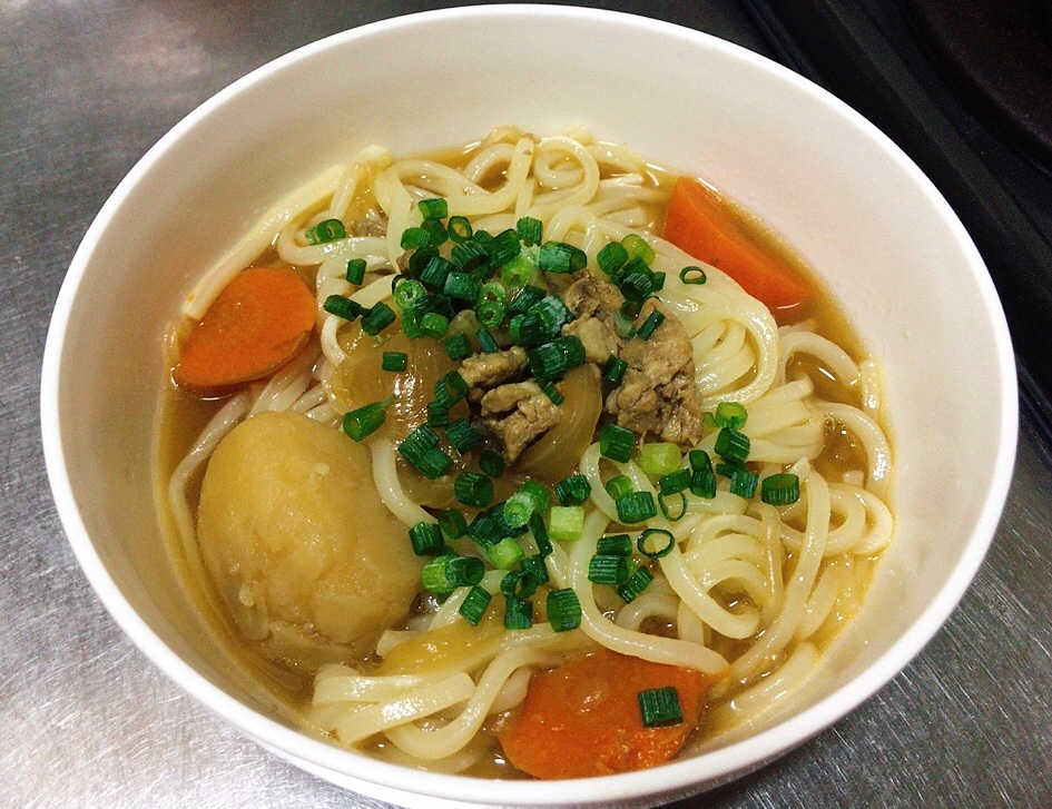 白い器の中の肉じゃがリメイクうどん