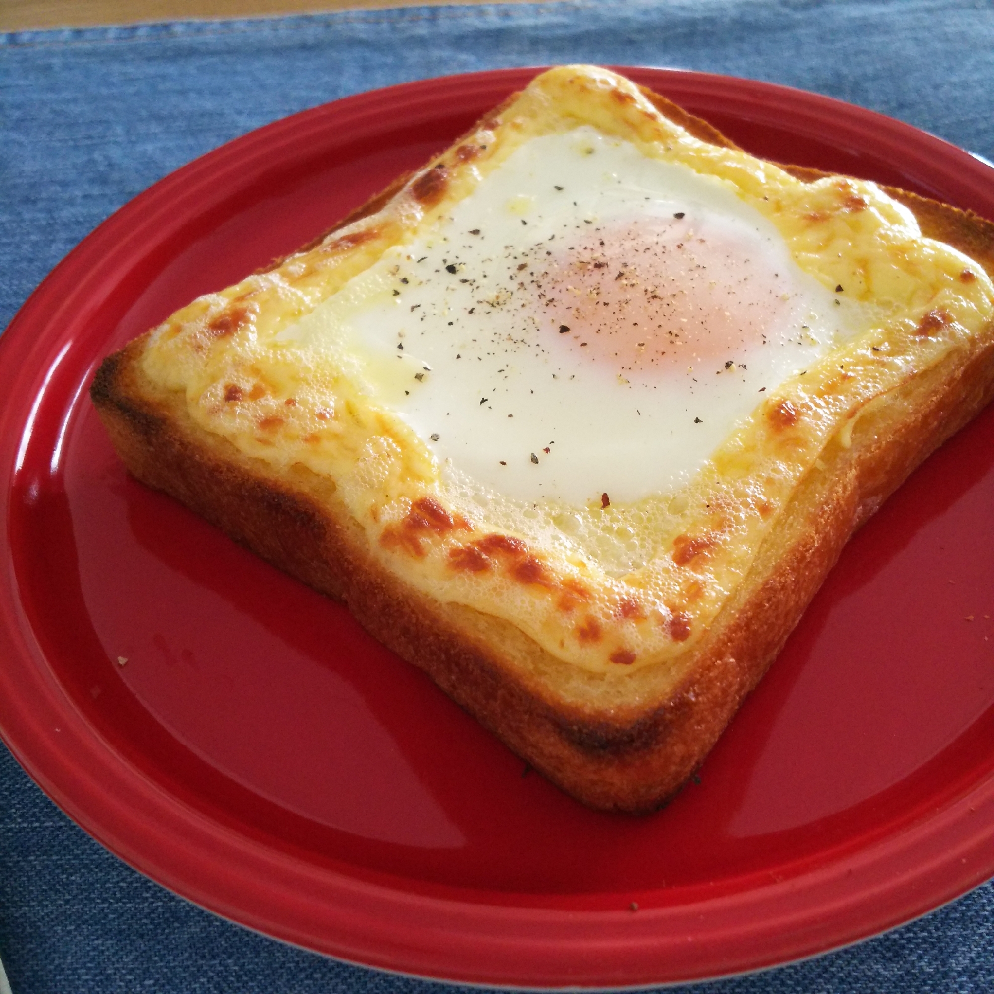 絶品トーストの食べ方!!目玉マヨトースト☆
