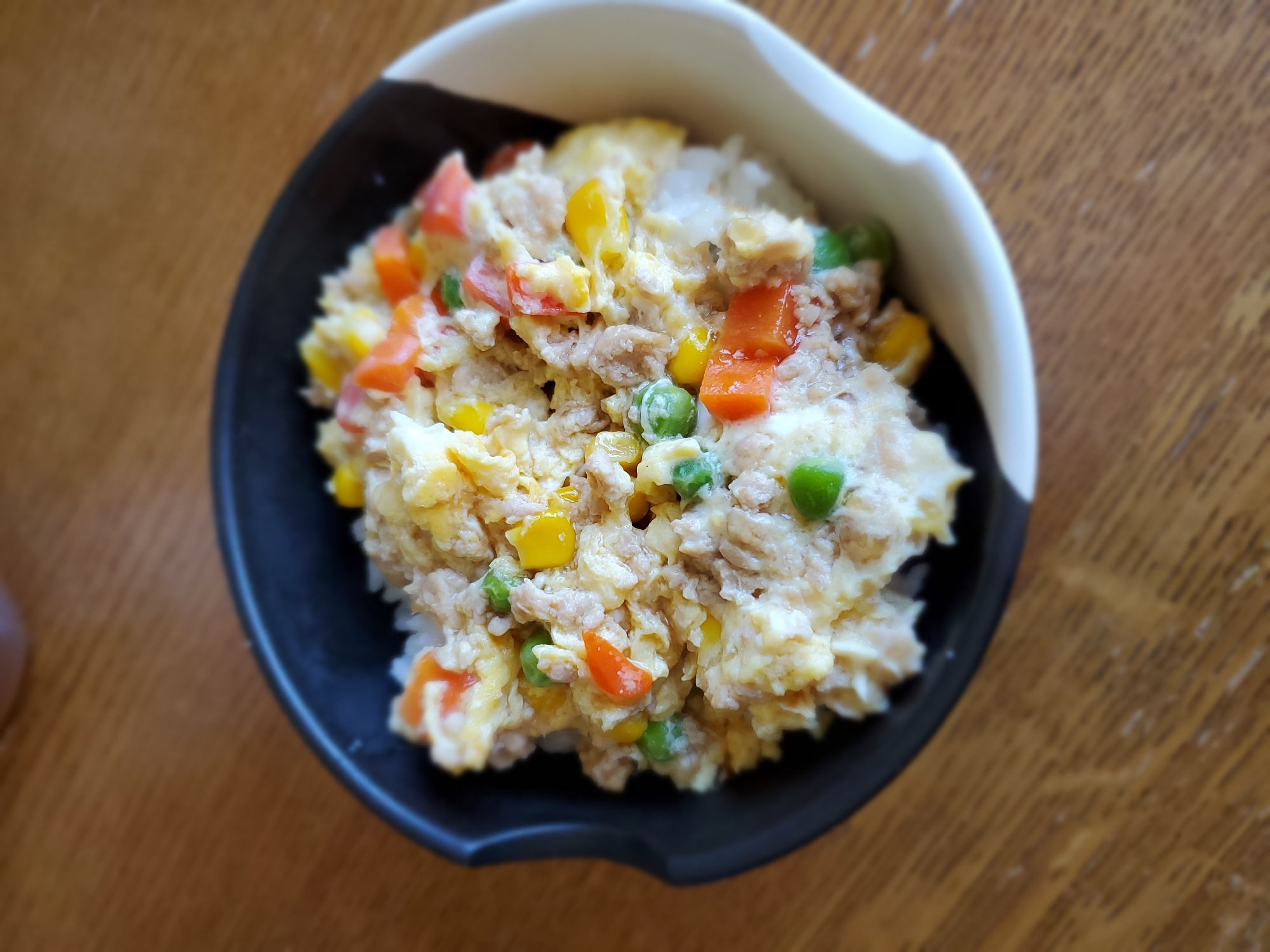 ミックスベジタブルと鶏そぼろの卵とじ丼