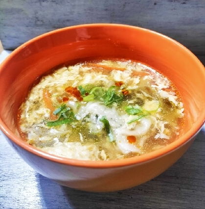 冷凍餃子で簡単♡餃子とまいたけの酸辣スープ