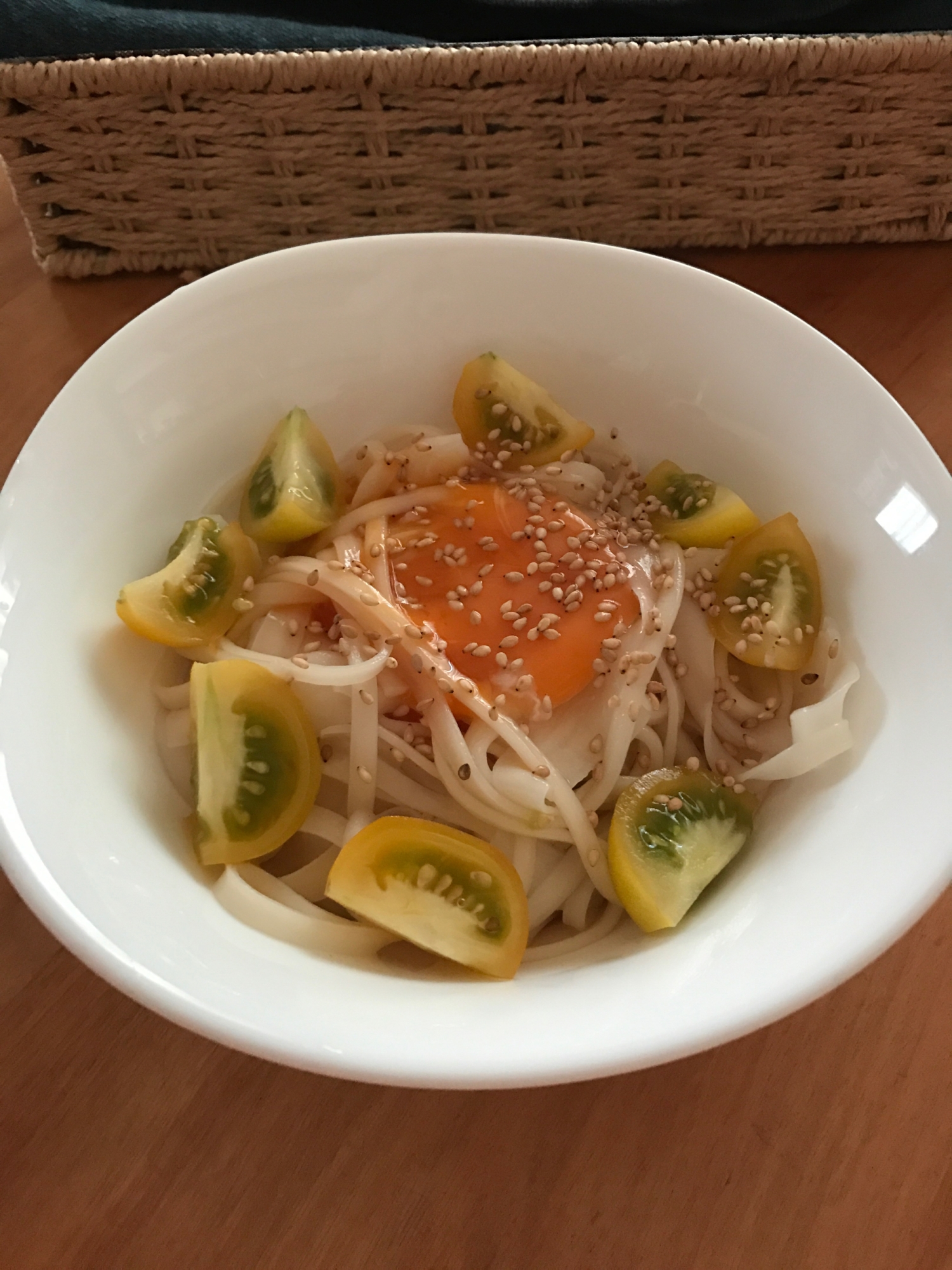 カラフルミニトマトととろーり卵の稲庭うどん