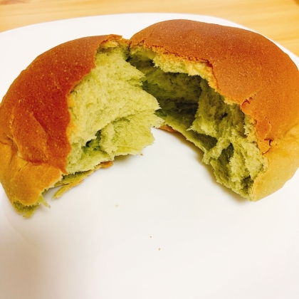 抹茶ラテ風味の丸いパン