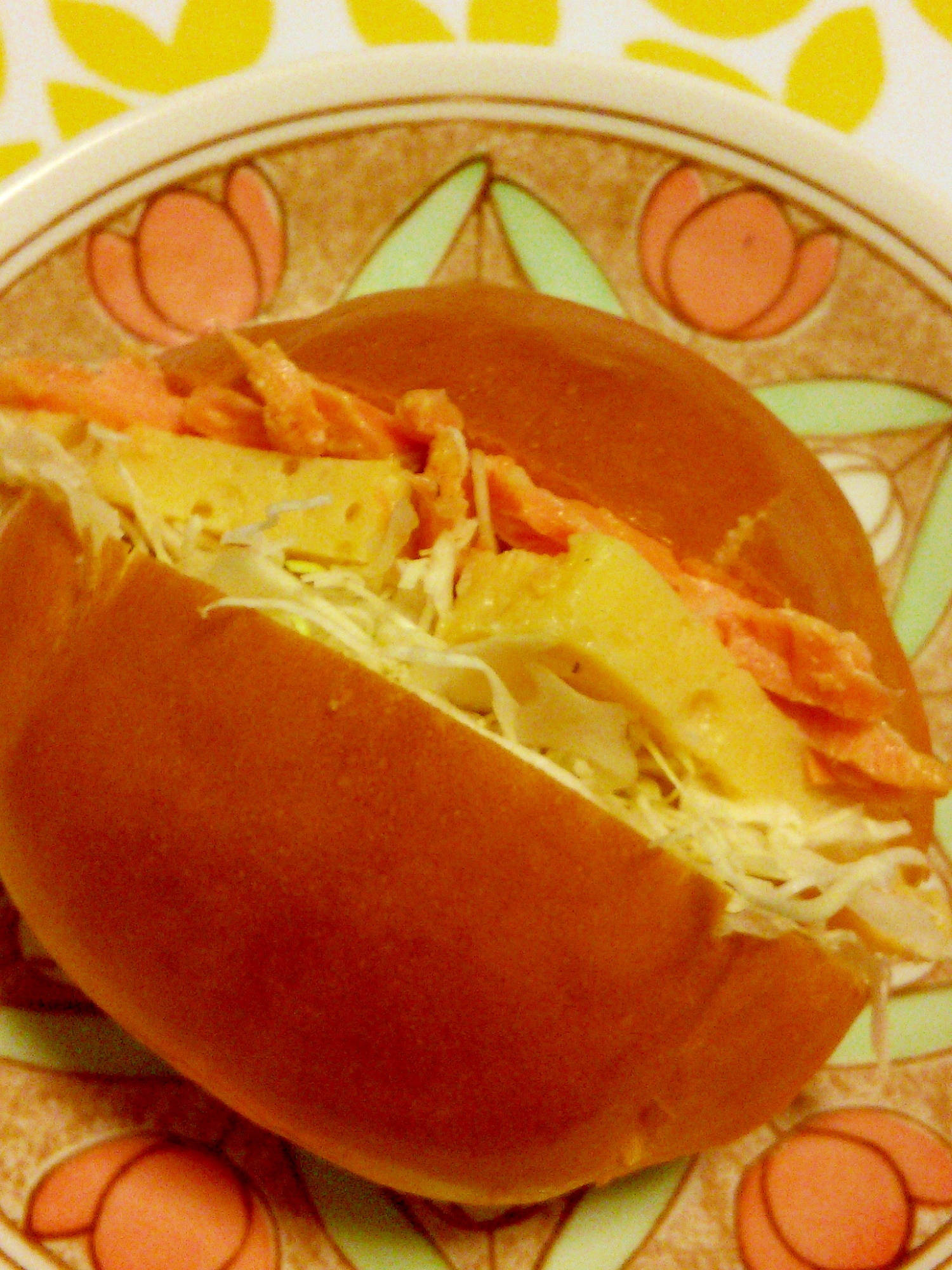鮭フレークとたまごとキャベツのサンドイッチ