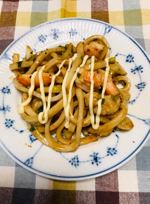 むきエビとセロリの葉、カリフラワーのソース焼うどん