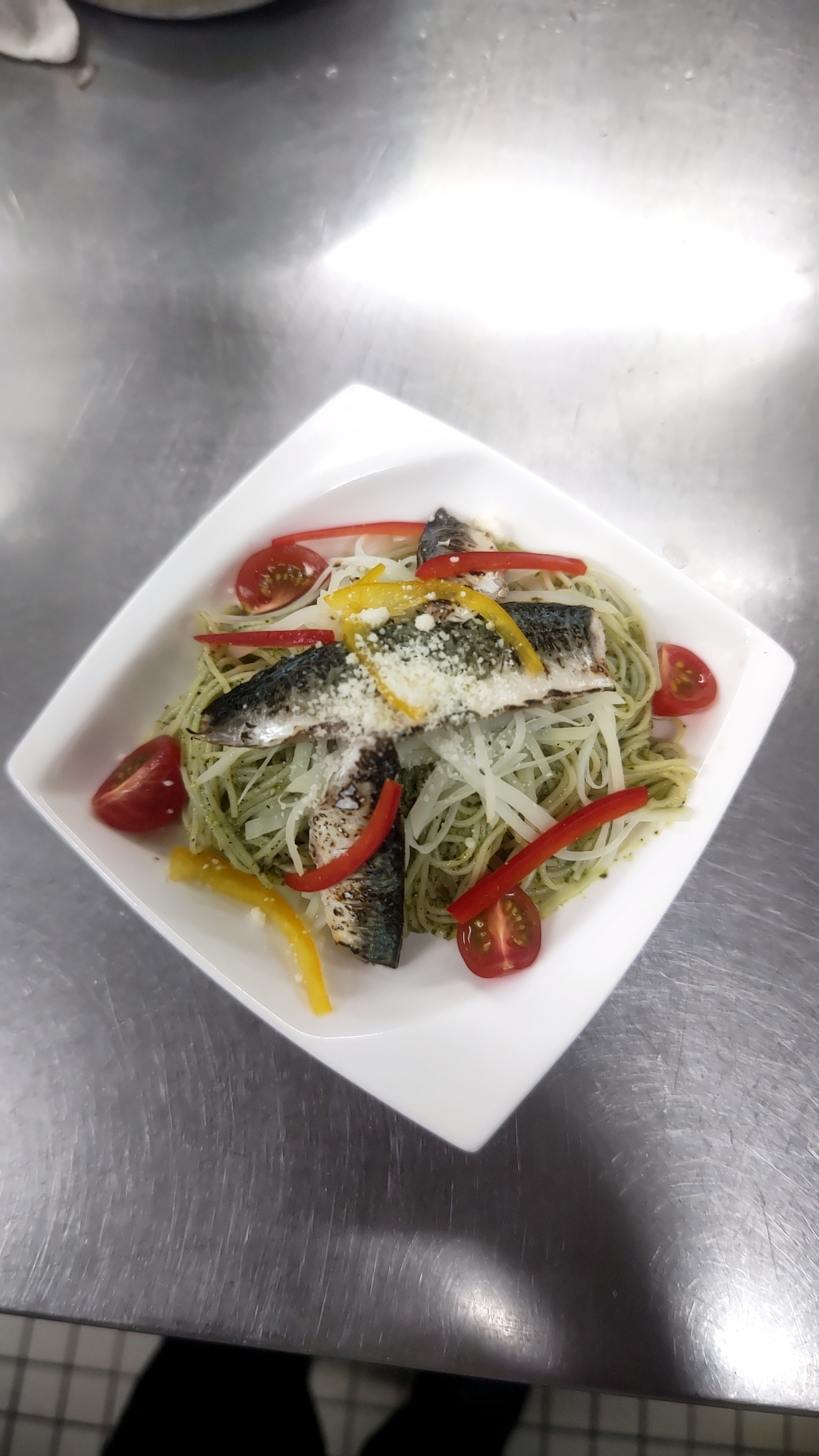 鯖と彩り野菜のジェノベーゼスパゲティ
