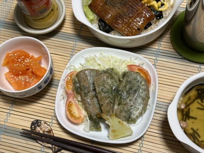 前に無理やり海苔巻いて磯部ってやったけどどっぷりお粉水に漬けてこうすればちゃーんとこんがり衣着せられますねっ！残り粉水もふりかけふちっこがり旨、ドウモゴチソ様！