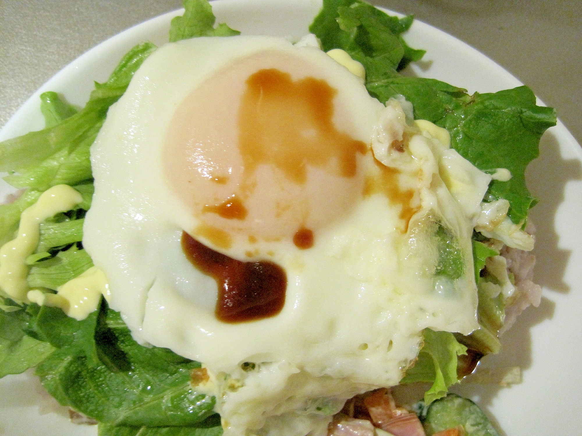 目玉焼きサラダご飯