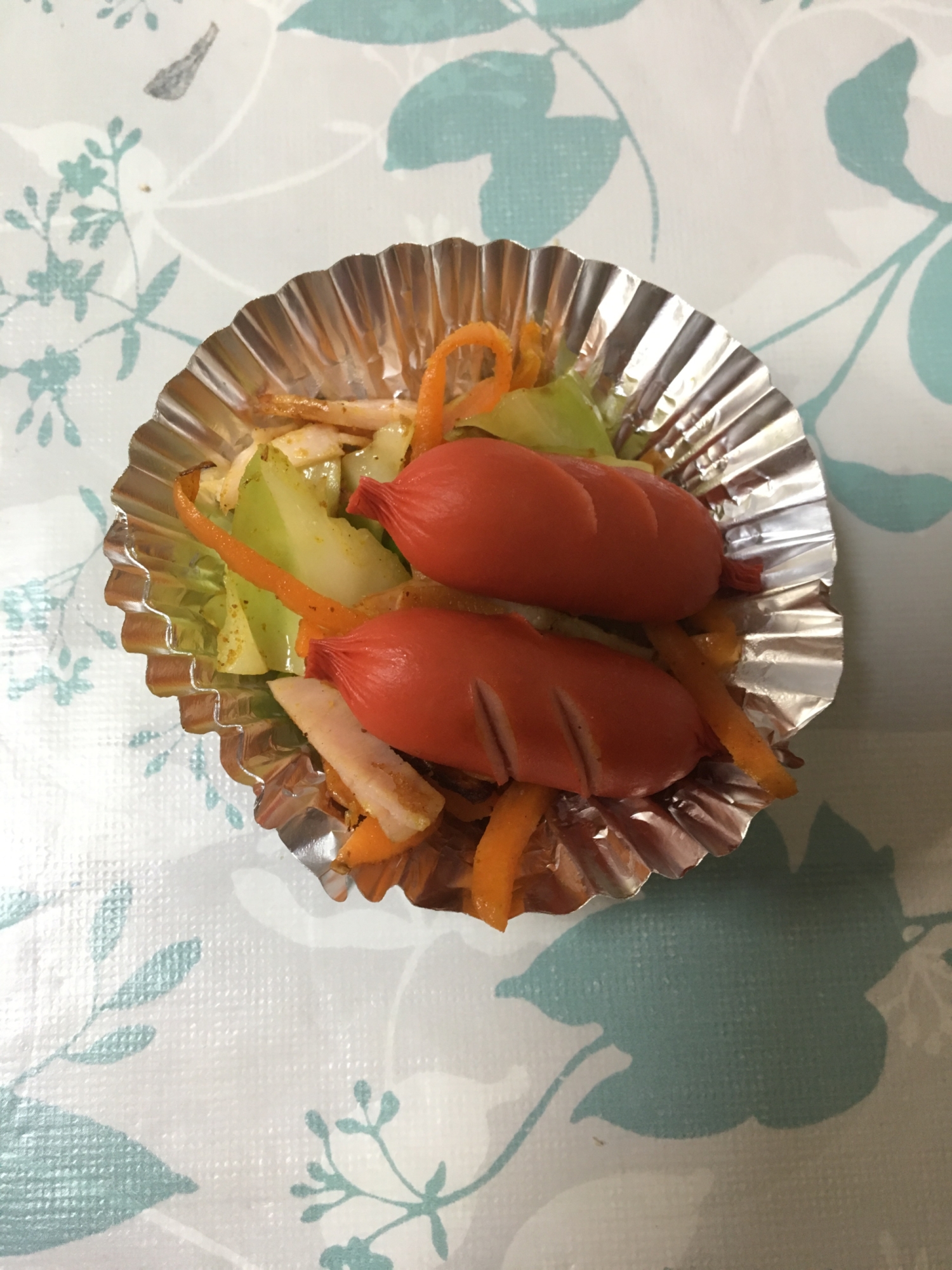 ハムとサボイキャベツ と赤ウインナー炒め☆お弁当