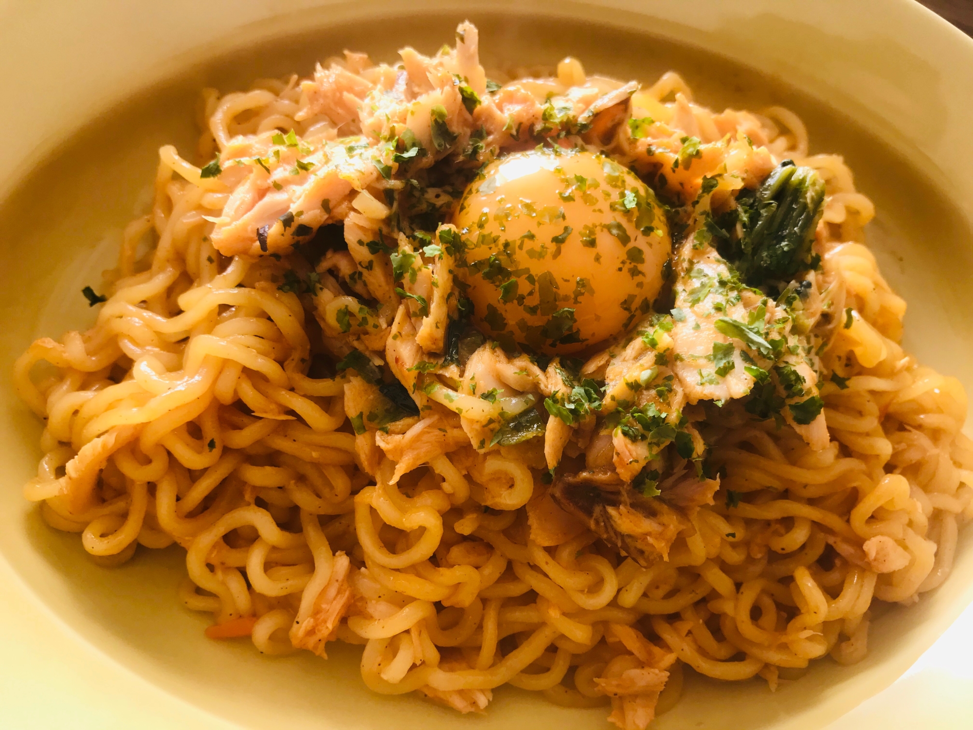 汁なし辛ラーメンが皿に盛り付けられているところ