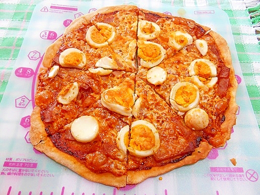 スパムと茹で卵のピザ