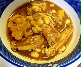チキン、豆、カリフラワーのカレースープ