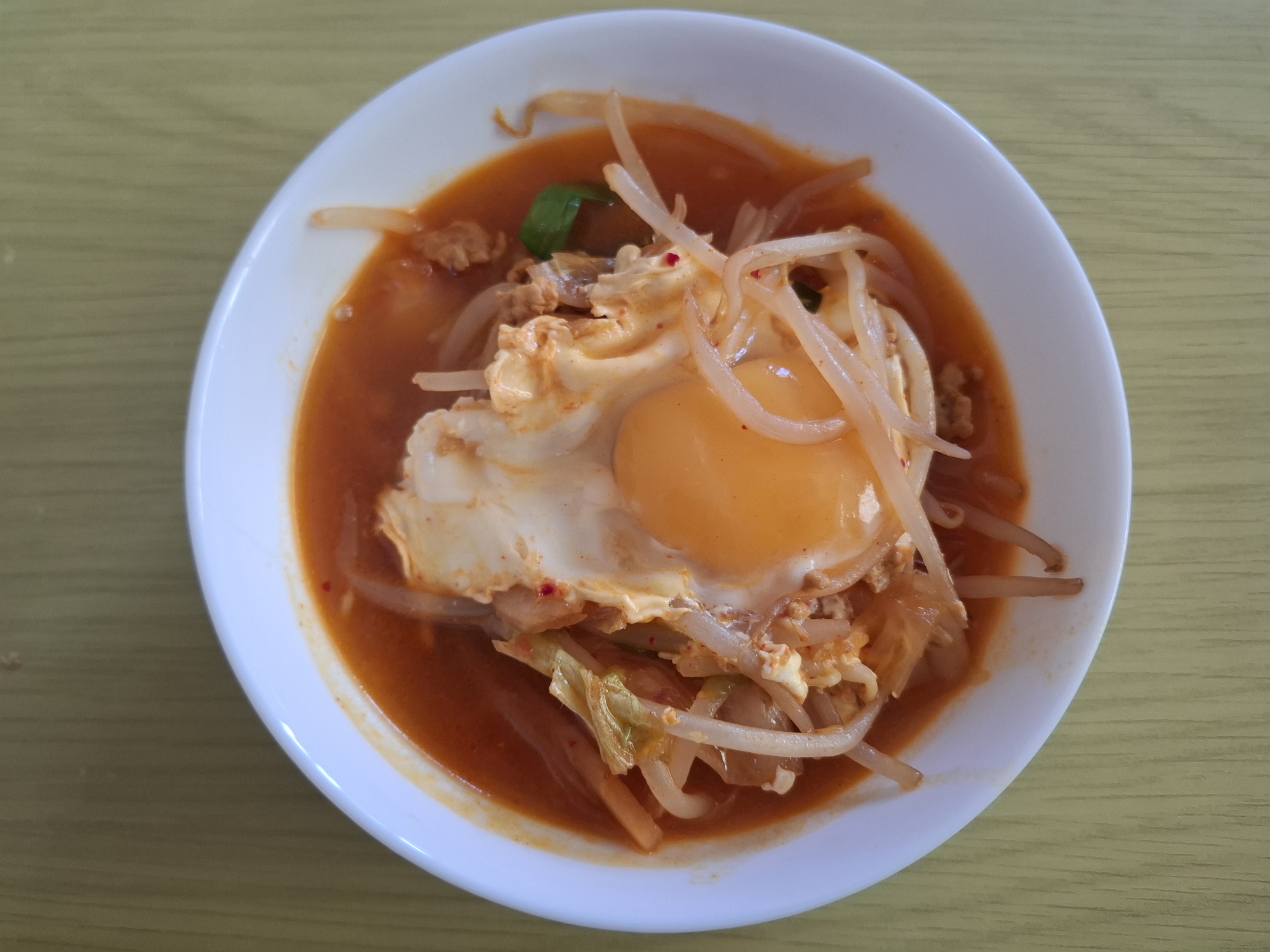 もやしとひき肉のチゲスープ
