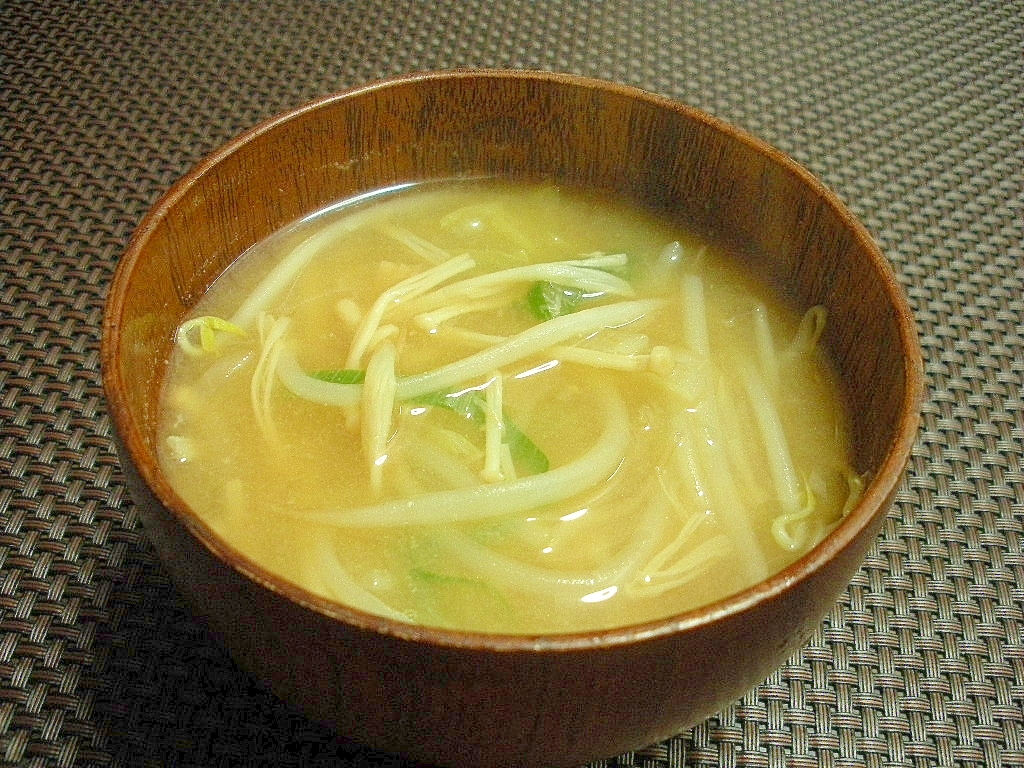 お夜食に！もやしとエノキタケのおみそ汁♪