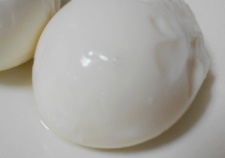 新しい卵で作ったからか、トロトロ半熟にしたかったので茹で方が柔らかすぎたのか、ちょっと殻をむくの失敗しちゃいました。ごめんなさい～。