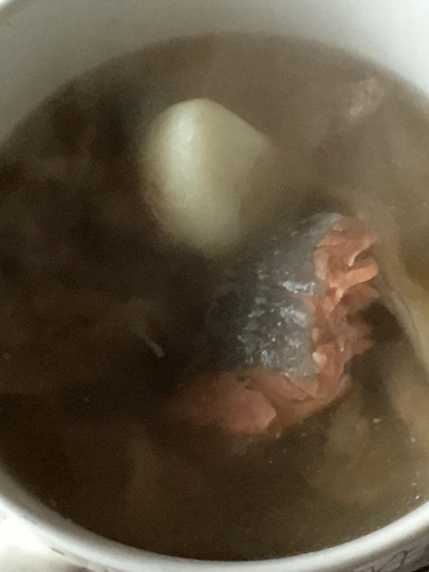 にんにく、鮭、豚こまのスープ