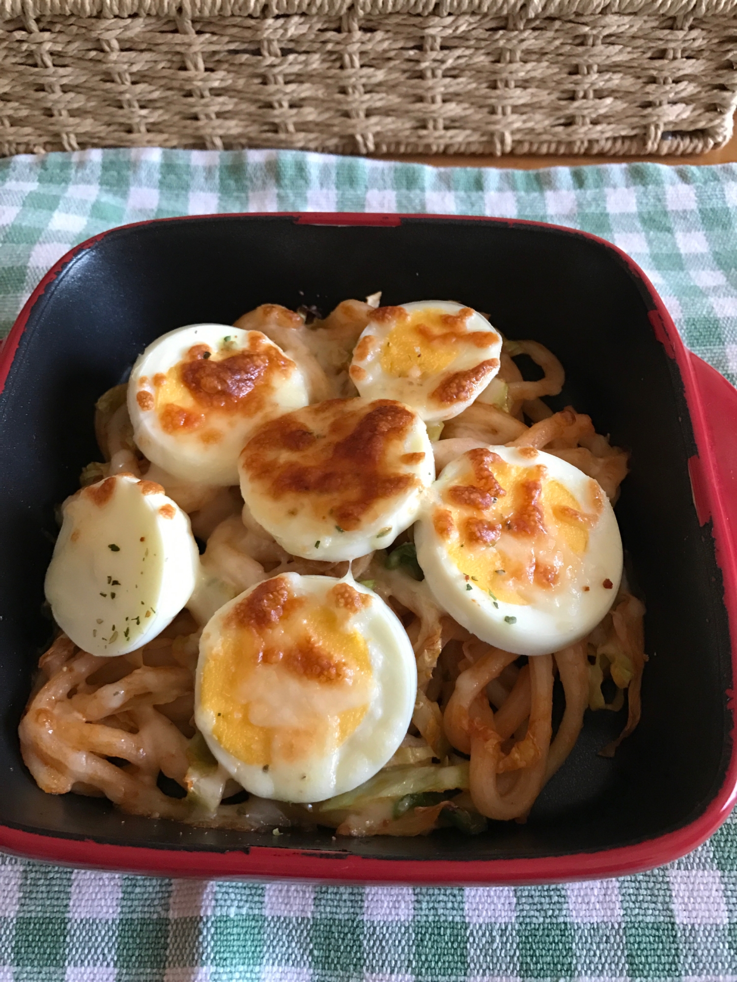 ナポリタン風焼きうどんのゆで卵のせチーズ焼き