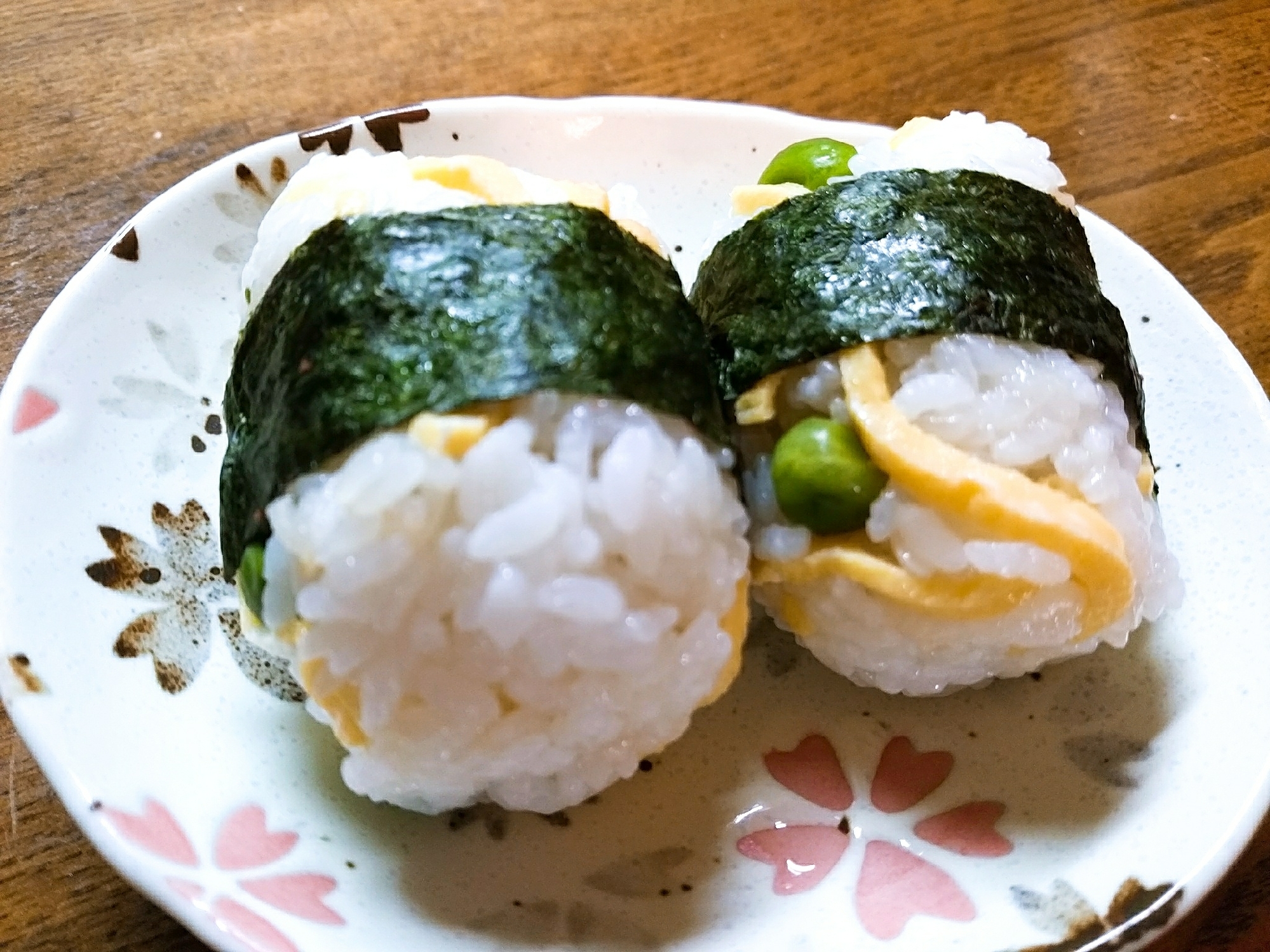 グリーンピースと錦糸卵の海苔巻きおにぎり