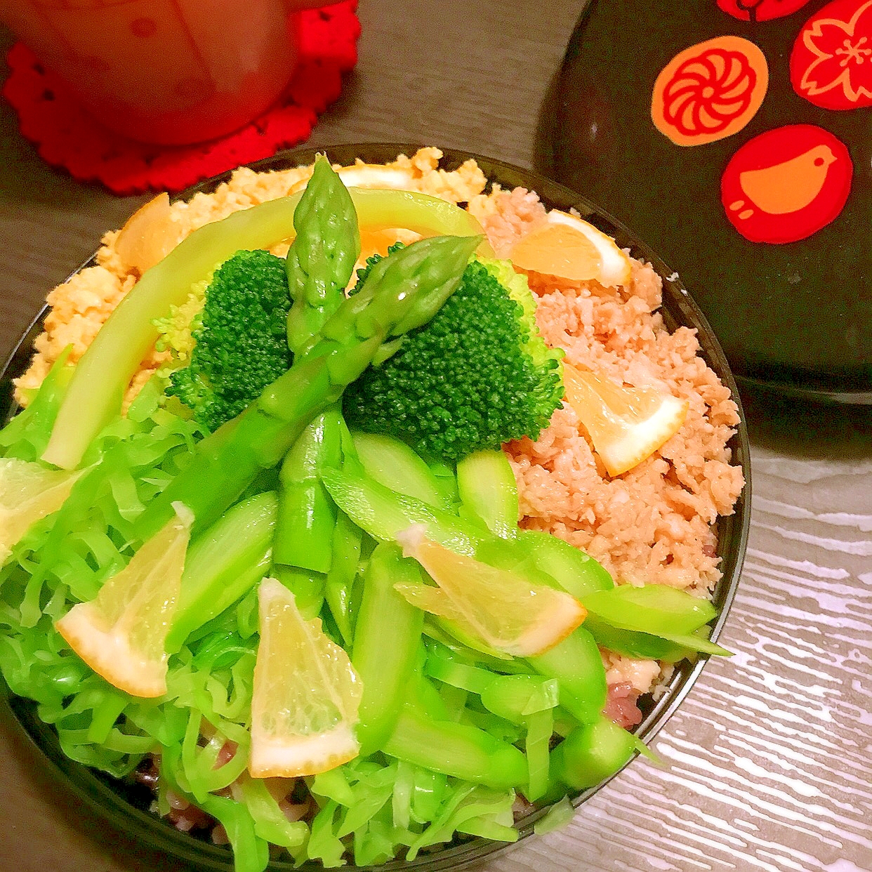 春野菜と鶏ささ身そぼろの三色丼