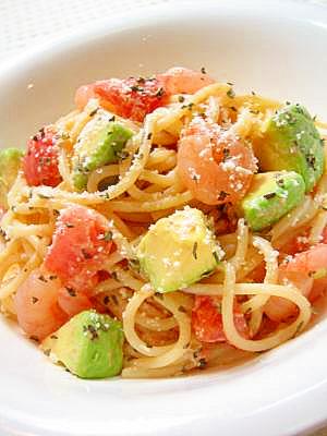 アボカドとトマトと海老のまろやか冷製パスタ